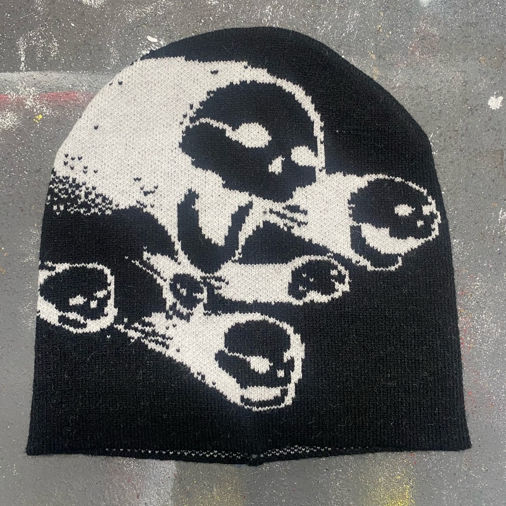 Shooting skulls beanie